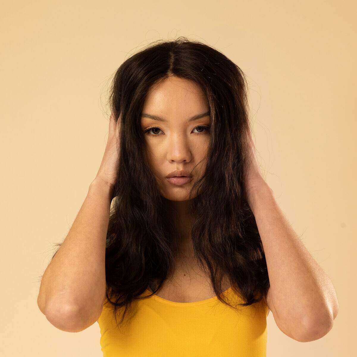 perruque wavy mi longue brun fonce cheveux naturels vue de profil mouvement fluide