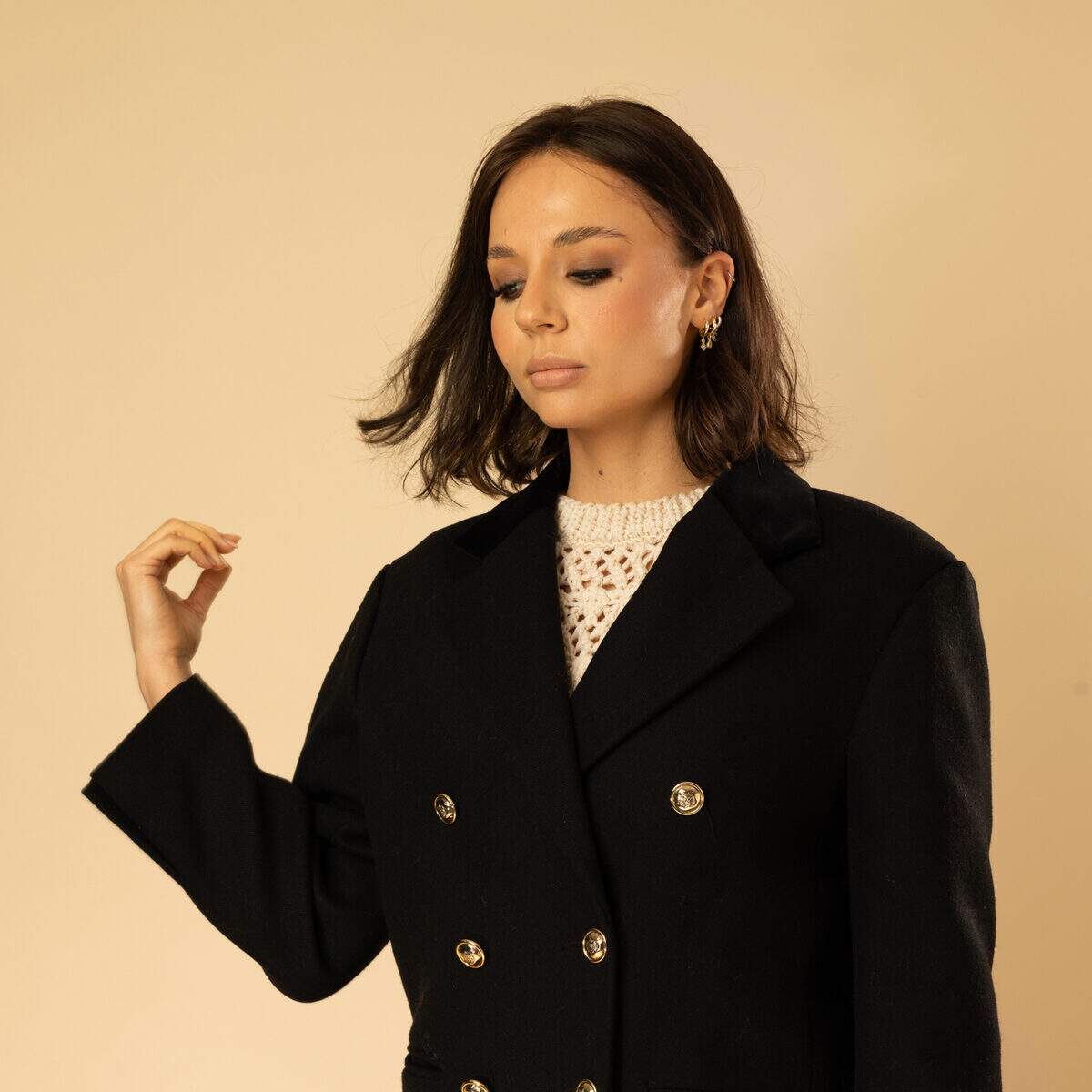 vue arriere perruque courte volume naturel coupe moderne et chic