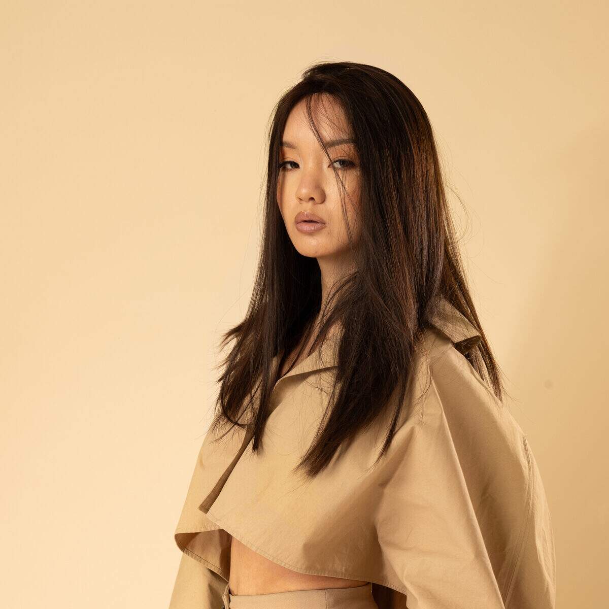 perruque brun fonce mi-longue vue de profil avec volume et mouvement naturel