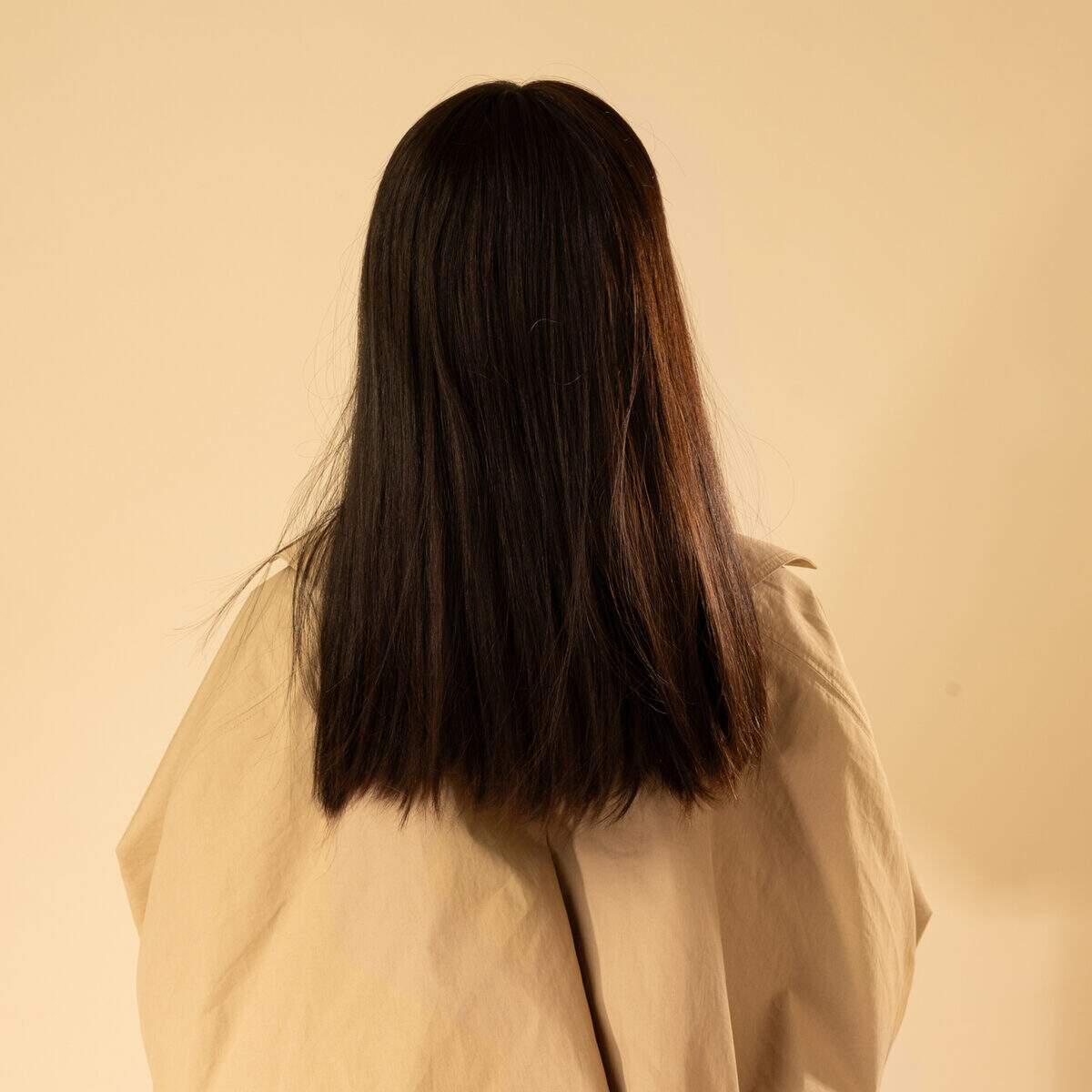 perruque mi-longue cheveux naturels brun fonce vue arriere avec tombé naturel et uniforme