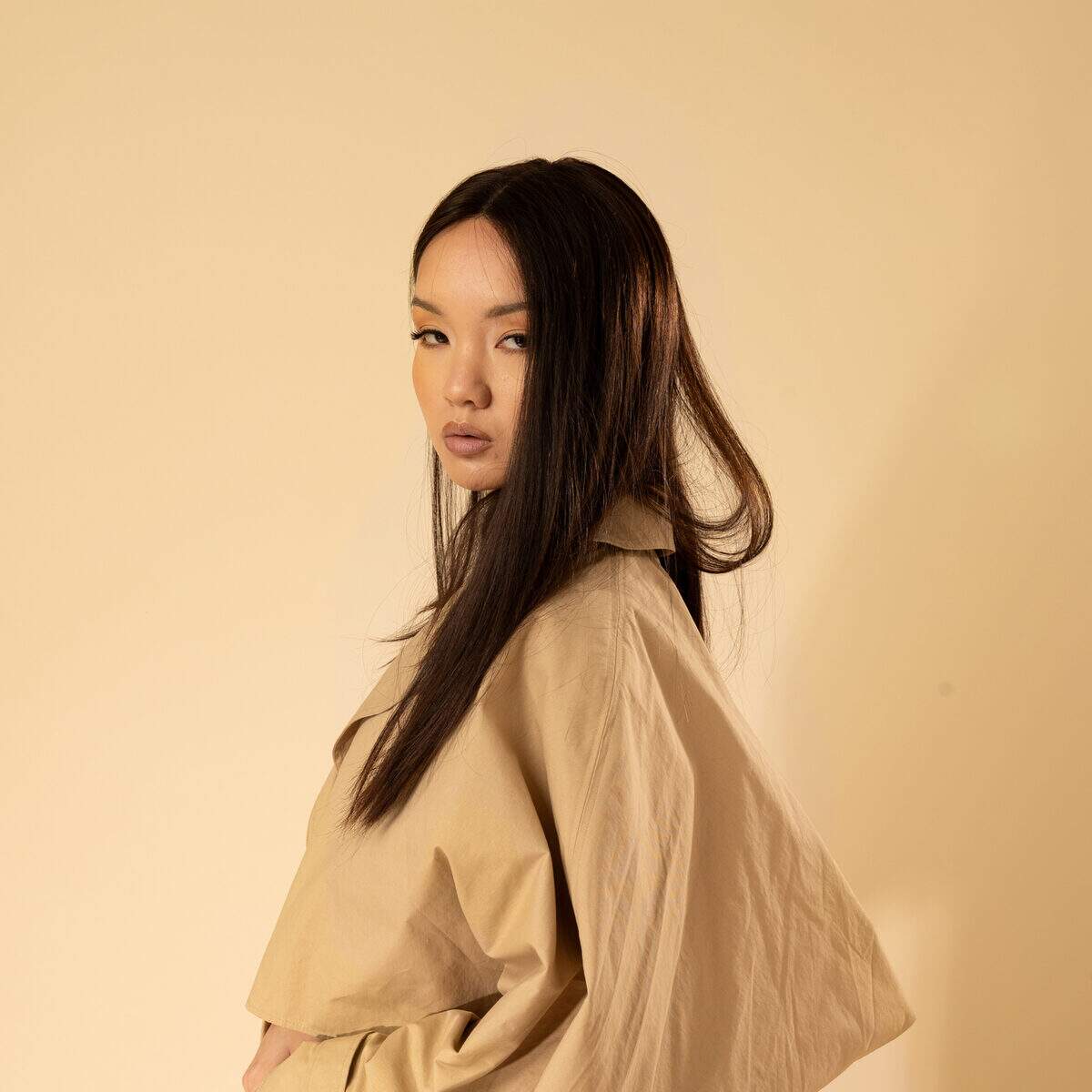 perruque cheveux naturels epais densite volumineuse pour un rendu chic et naturel