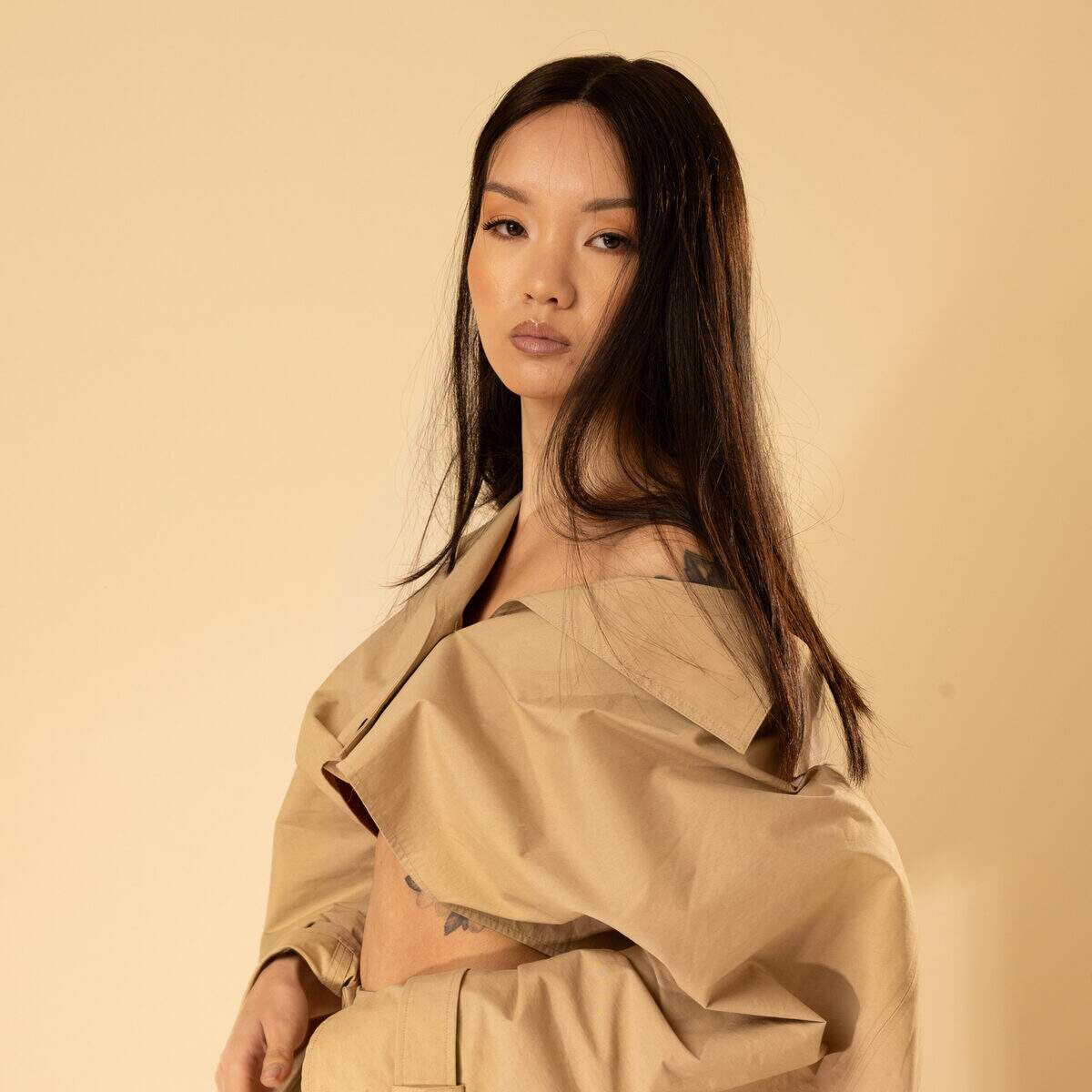 perruque artisanale faite main brun fonce detail des longueurs mi-longues et coupe elegante