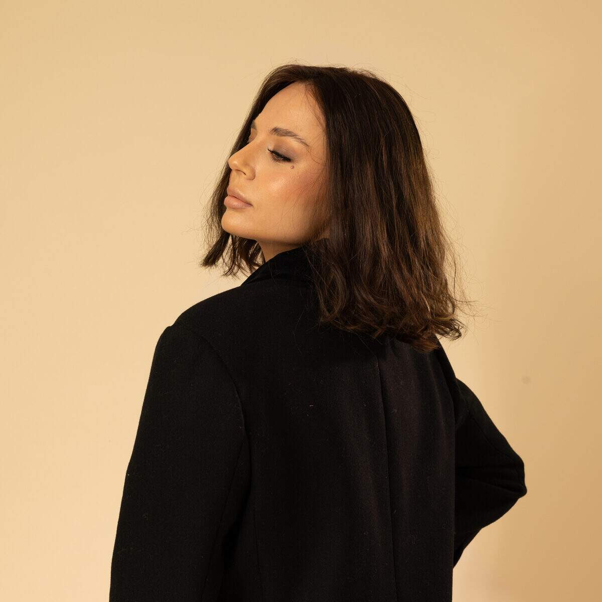 perruque T WIGS cheveux naturels brun fonce detail texture et finition soignee