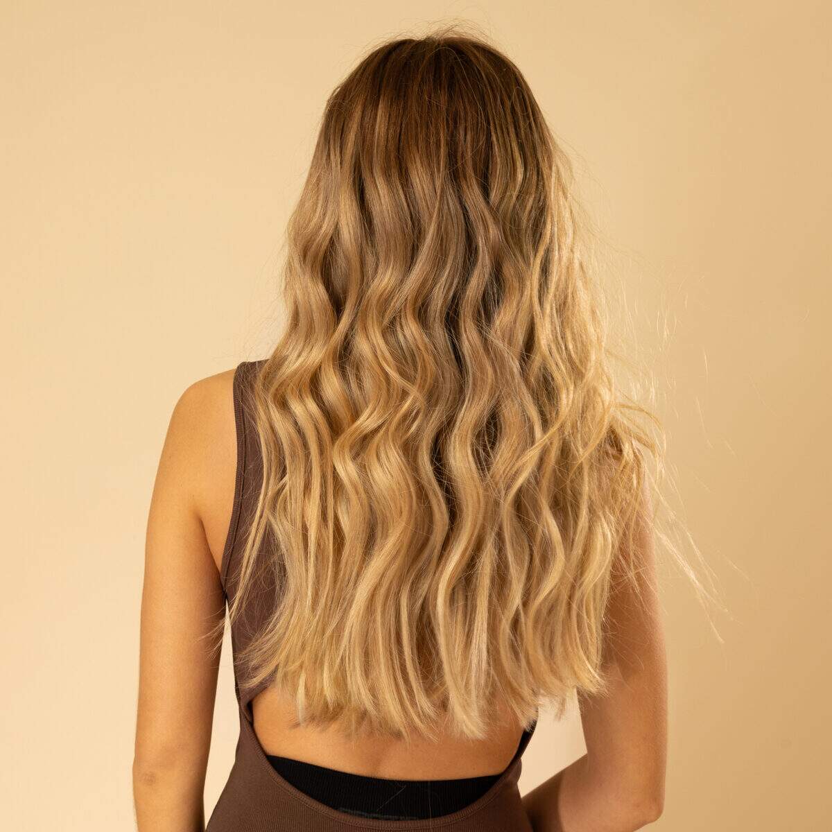 perruque blonde longue ivy densite naturelle pour un rendu leger et realiste